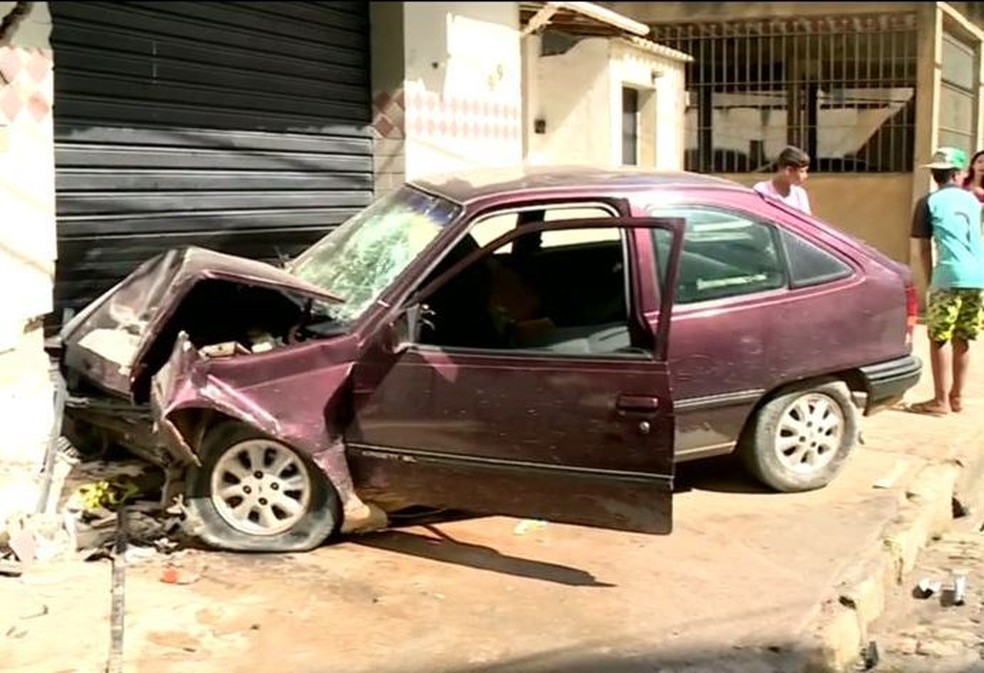 Idoso morre após passar mal, perder controle de carro e 