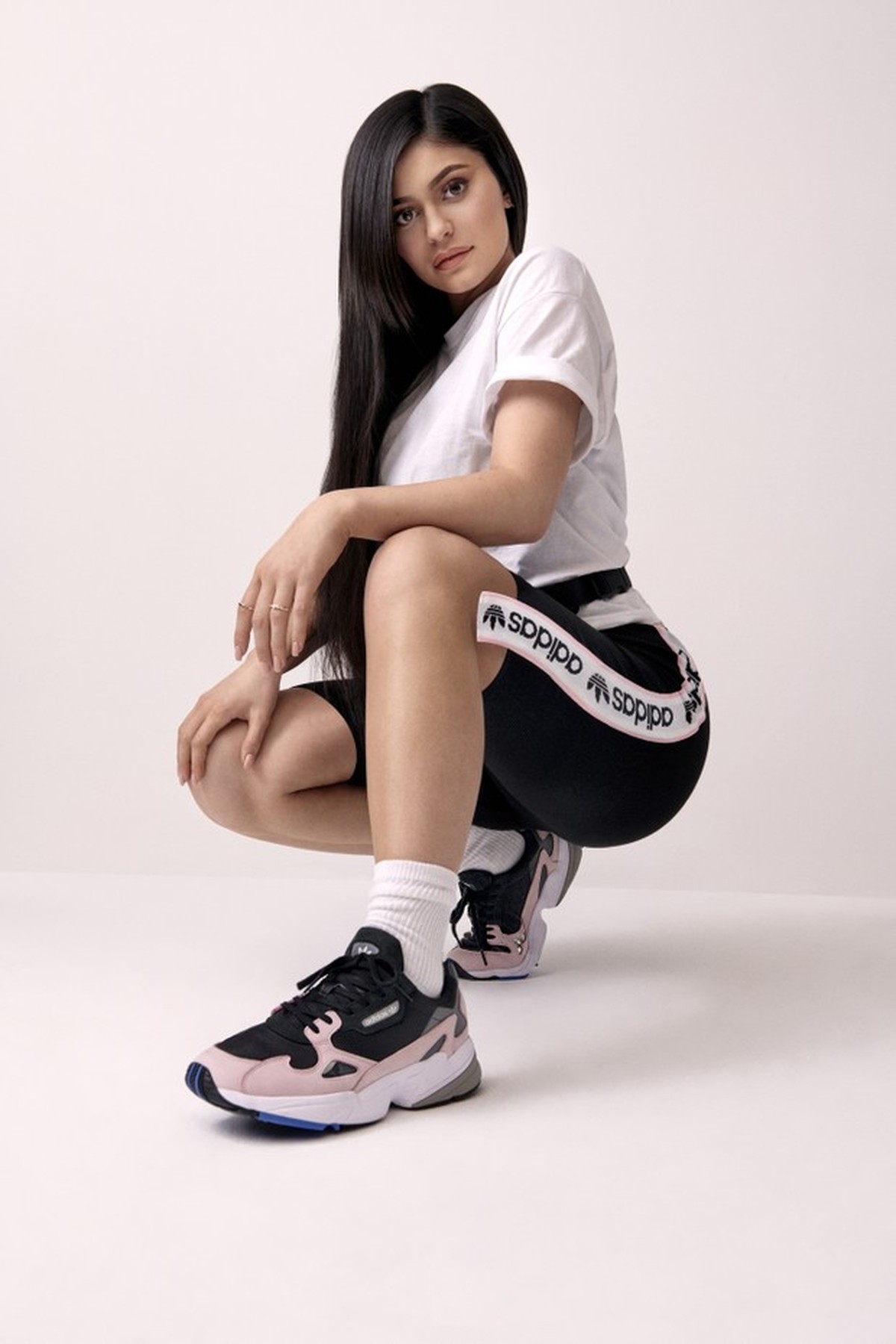 Kylie Jenner entra para o time Adidas em campanha de novo sneaker