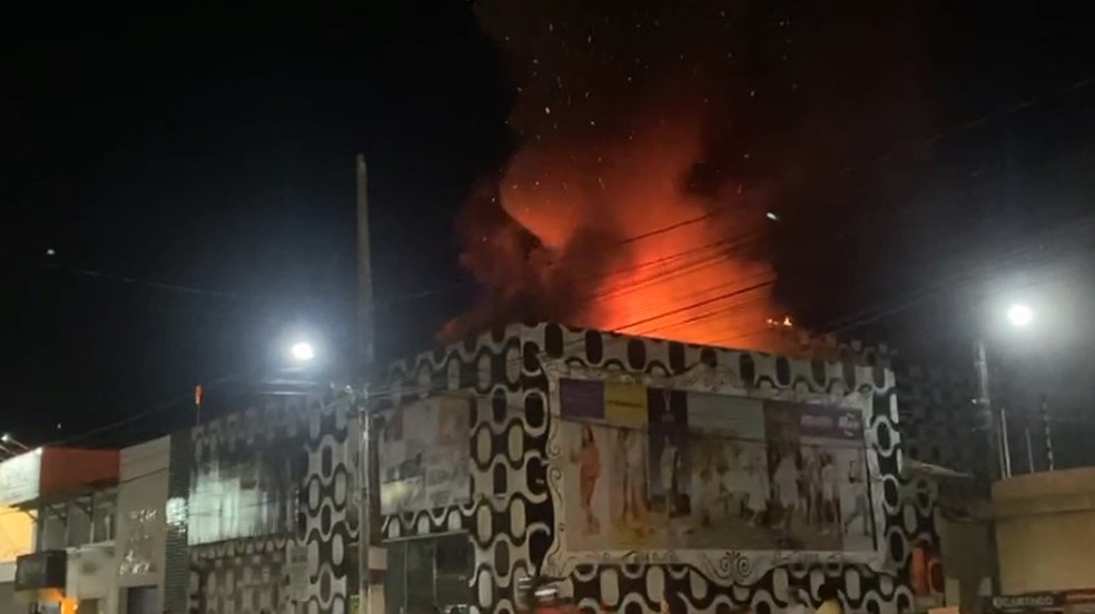 Incêndio atingiu loja de calçados em Canguaretama — Foto: Reprodução/Aura Mazda