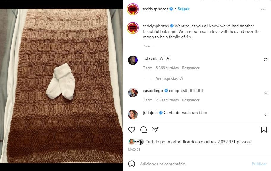 Ed Sheeran contou sobre o nascimento da segunda filha postando uma foto das botinhas de lã (Foto: Reprodução / Instagram)