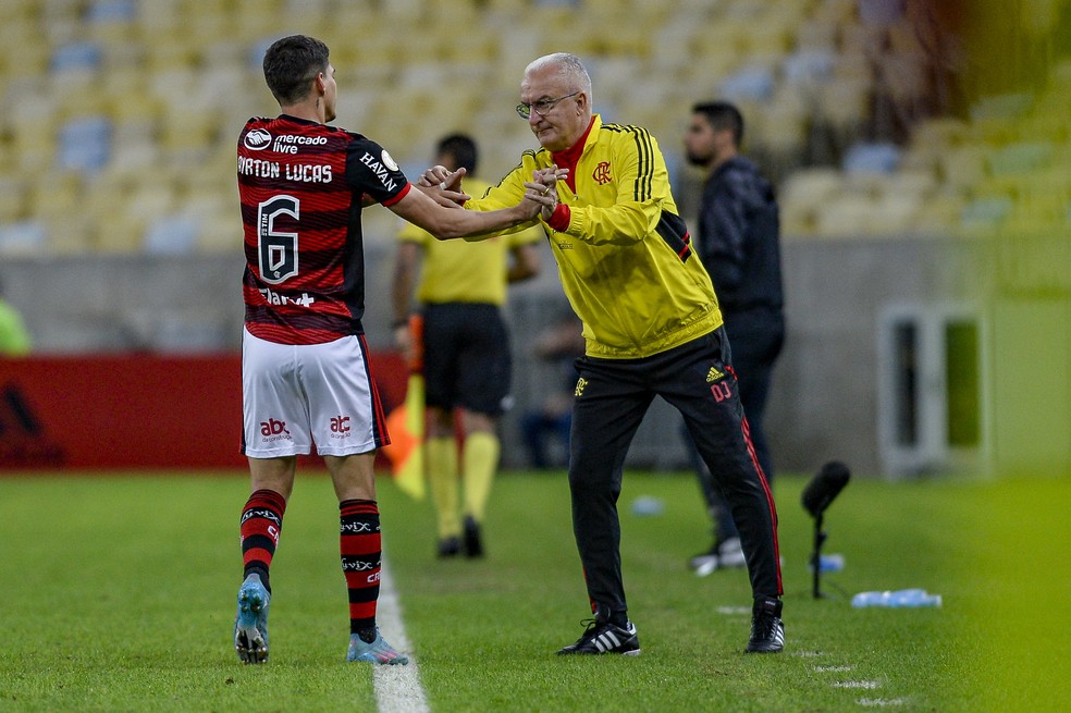 Ayrton Lucas cumprimenta Dorival Júnior depois do gol do Flamengo — Foto: Marcelo Cortes / Flamengo