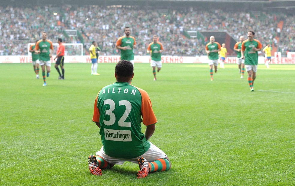 Aílton em sua despedida pelo Werder Bremen, da Alemanha — Foto: Reprodução / Facebook 