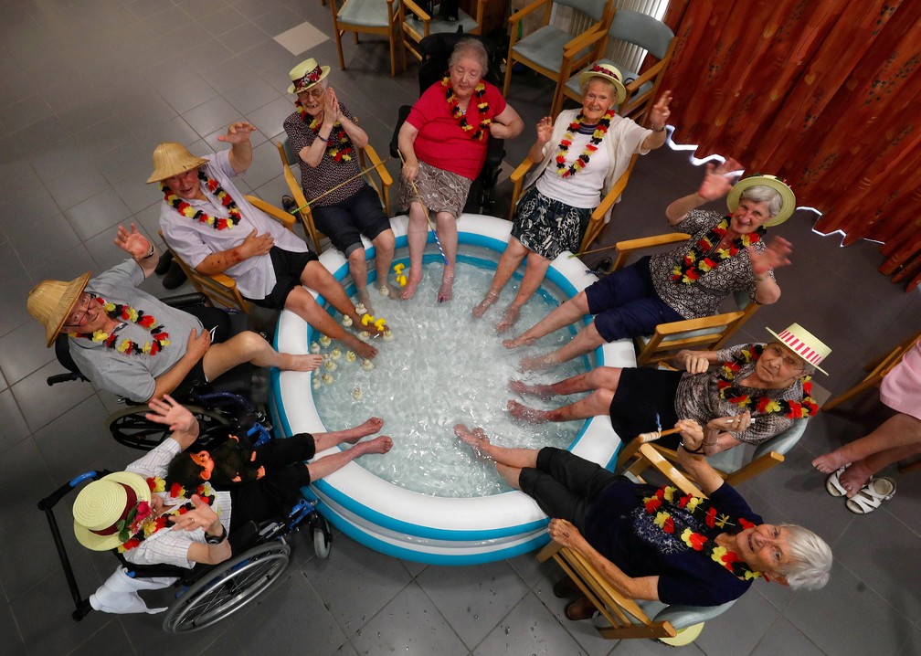 Idosas refrescam os pés em casa de repouso da Bélgica em mais um dia quente na Europa (Foto: Reuters/Yves Herman )