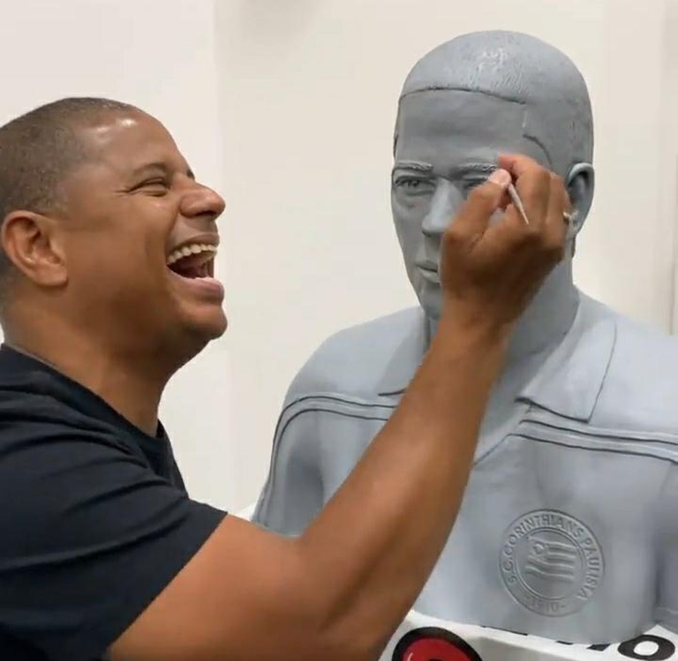 Marcelinho Carioca aprova busto oferecido pelo Corinthians — Foto: Arquivo pessoal