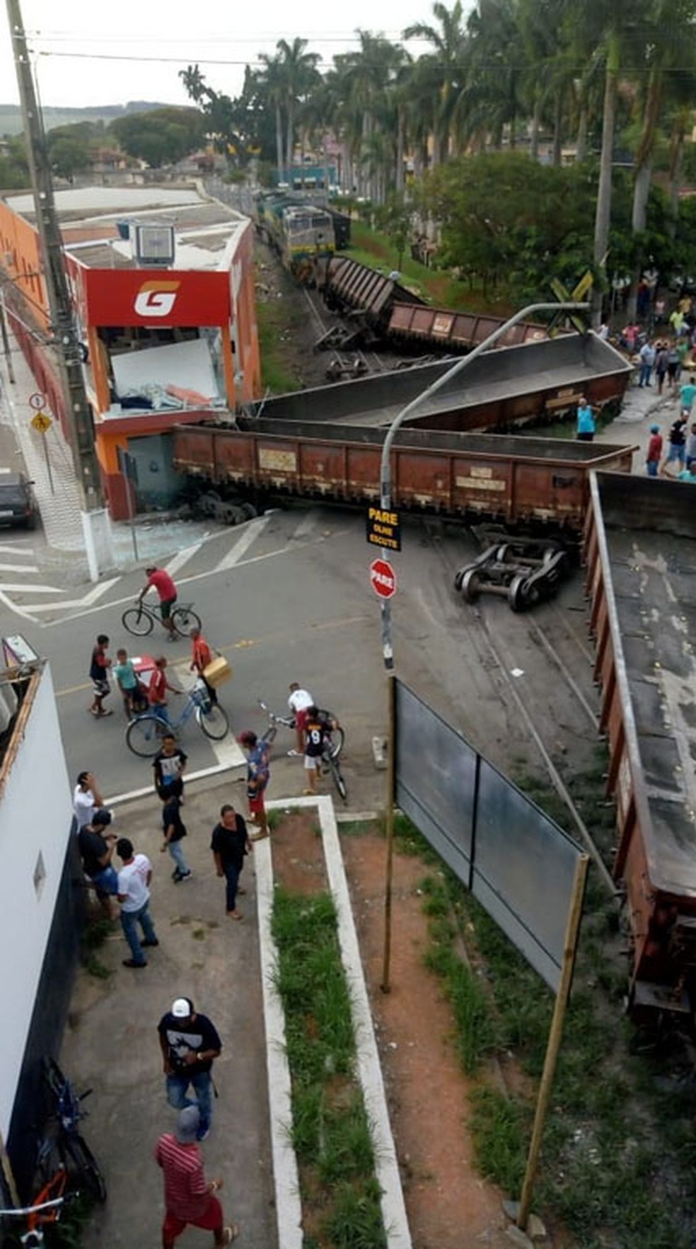 Trem descarrila em Prudente de Morais, na RegiÃ£o Central de Minas Gerais, e atinge loja. â Foto: ReproduÃ§Ã£o/Redes sociais