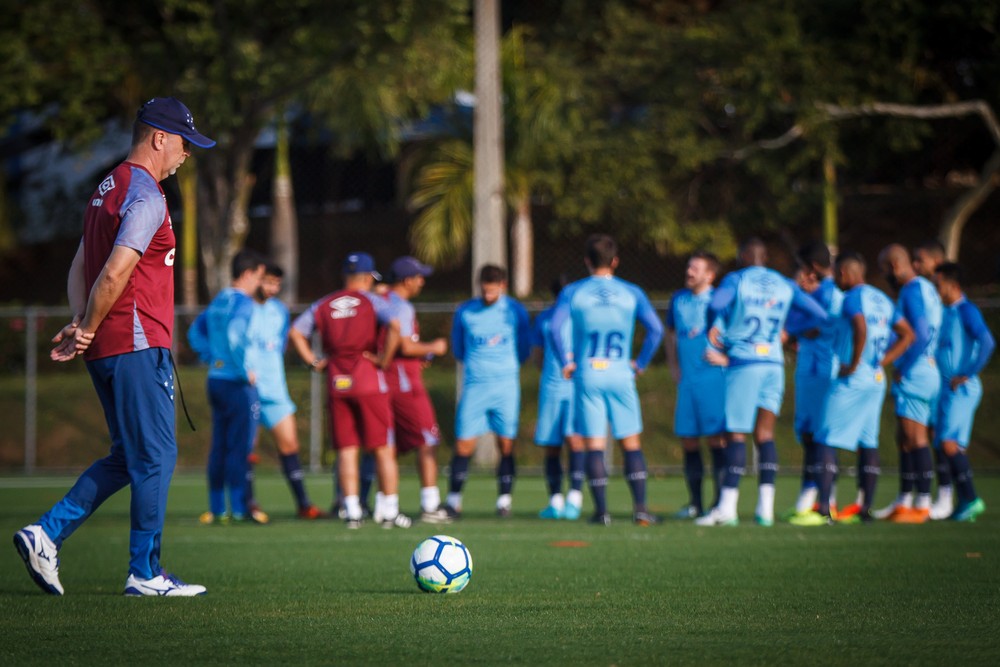 Mano confirma Cruzeiro alternativo no clássico e garante Sassá relacionado pela primeira vez após lesão