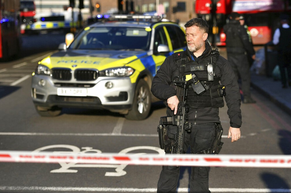 Policial na cena de um incidente em Londres, em 29 de novembro de 2019 — Foto: Dominic Lipinski/AP