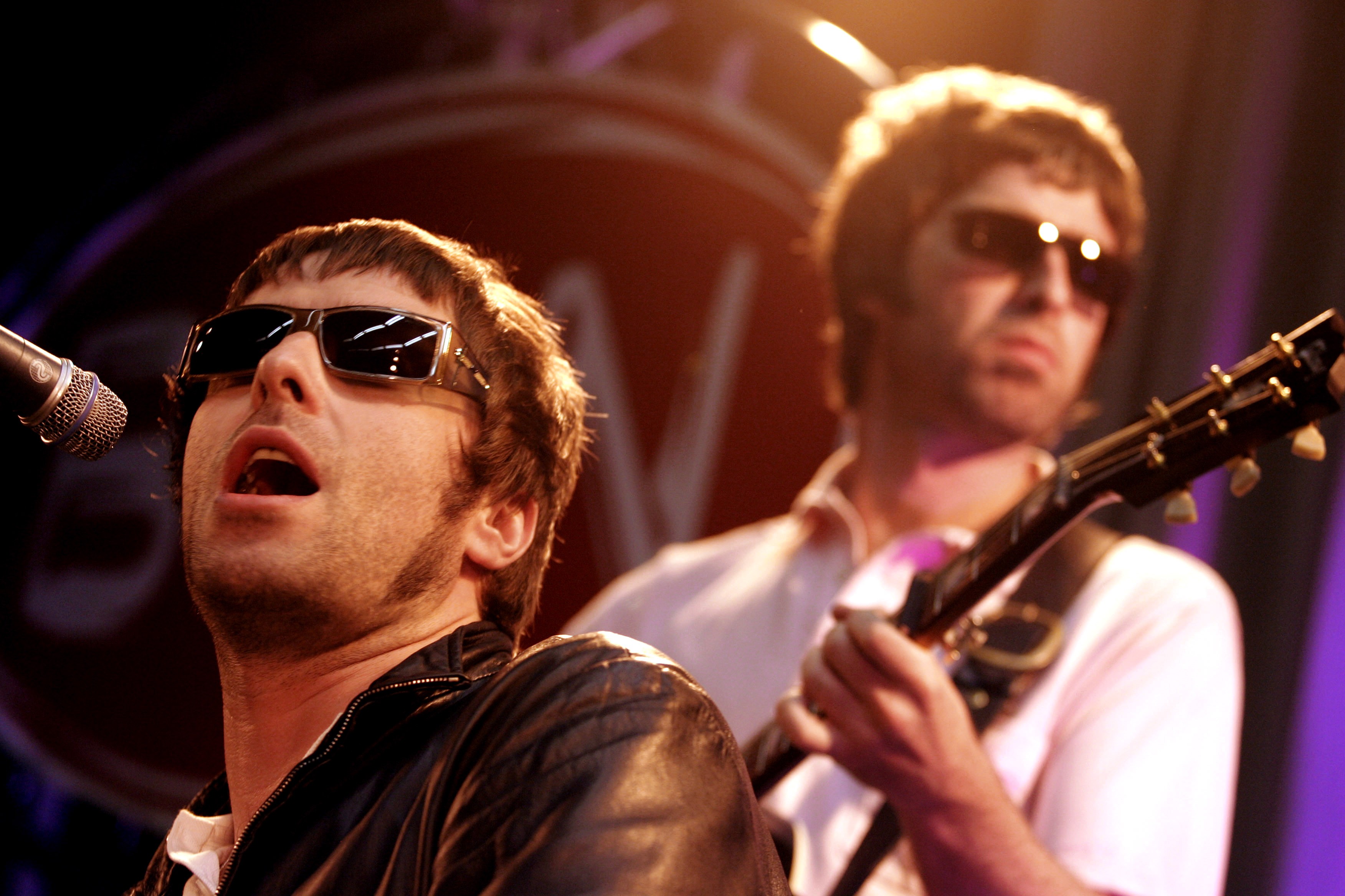 Liam Gallagher e Noel Gallagher em 2005 (Foto: Getty Images)