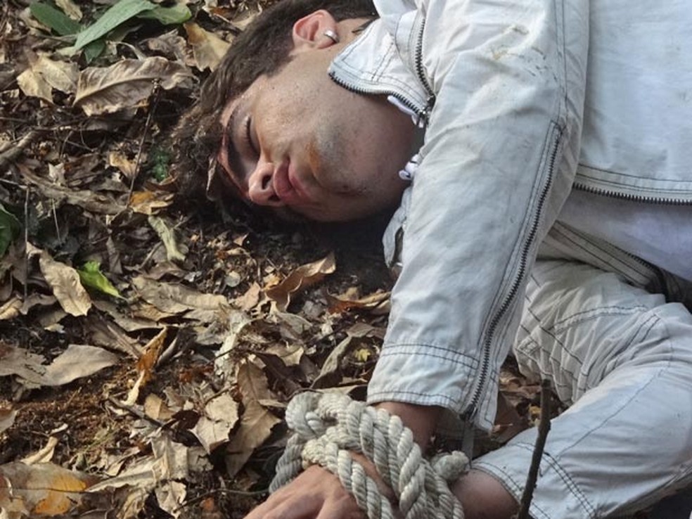 Antenor é alvo de tiros de sequestradores em 'Fina Estampa' — Foto: Globo