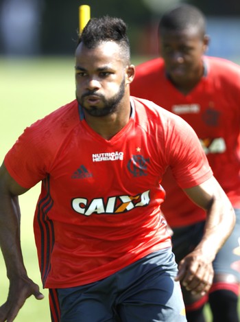 Flamengo deve começar com Everton e Fernandinho contra o Palmeiras