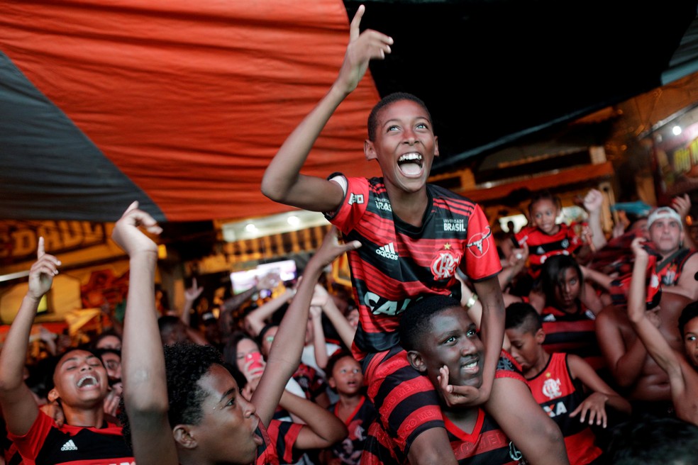 No Rio de Janeiro, torcedores celebram vitória do Flamengo sobre o River Plate na Copa Libertadores  — Foto: Ricardo Moraes/Reuters