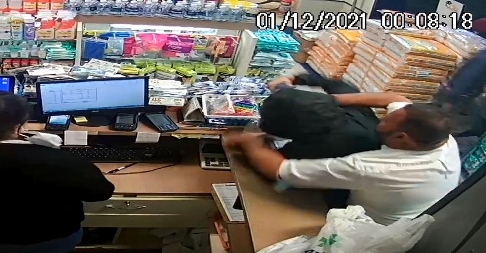 Funcionário de farmácia reage a assalto e luta com criminosos em Santa Cruz do Rio Pardo; vídeo — Foto: Reprodução/Câmeras de segurança