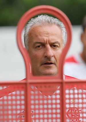 De volta ao Brasil nesta terça, Dorival decide futuro no Flamengo