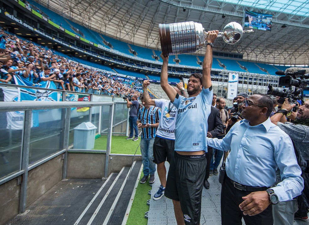 Zagueiro levanta a taça de campeão da Libertadores pelo Grêmio (Foto: Lucas Uebel/Divulgação/Grêmio)