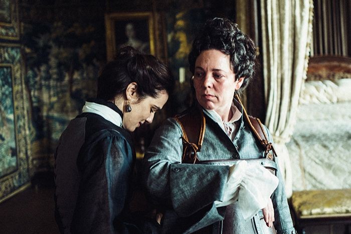 Rachel Weisz interpreta Sarah Churchill (à esquerda), que seria acompanhante íntima da rainha Ana (à direita) (Foto: Reprodução)