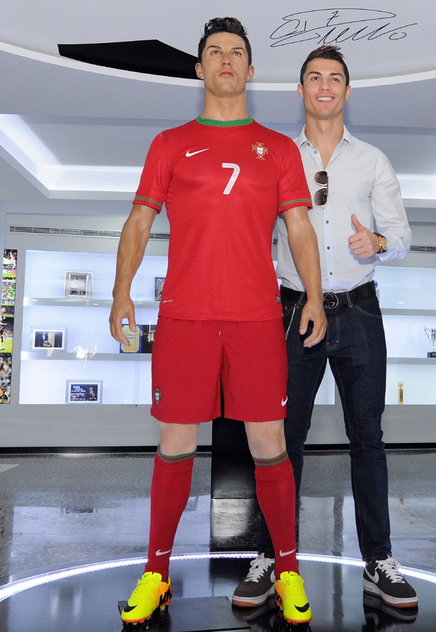 Cristiano Ronaldo posa com estátua de cera em seu museu (Foto: AP Exchange)