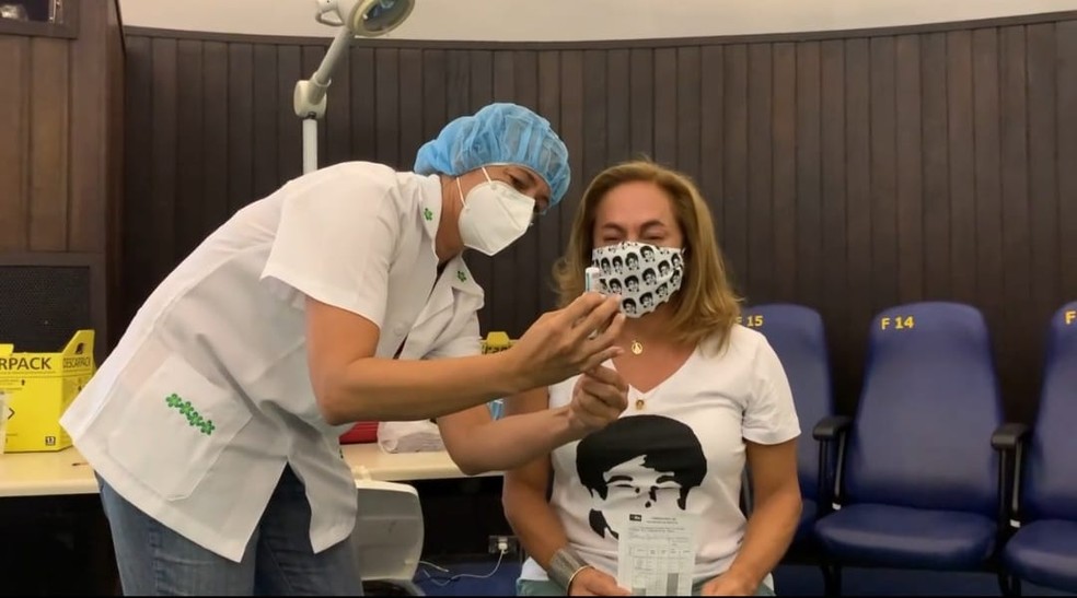 Cissa Guimarães recebe orientações sobre a vacina que vai receber da profissional de saúde — Foto: Reprodução/Redes sociais
