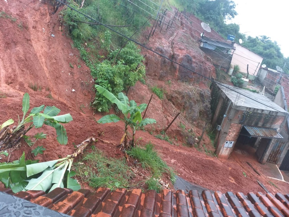 Deslizamento de terra atingiu imóveis em Itajubá (MG) — Foto: Reprodução/Redes Sociais