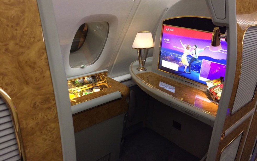 Na primeira classe cada um tem sua cabine no A380 (Foto: Vivian Reis/G1)