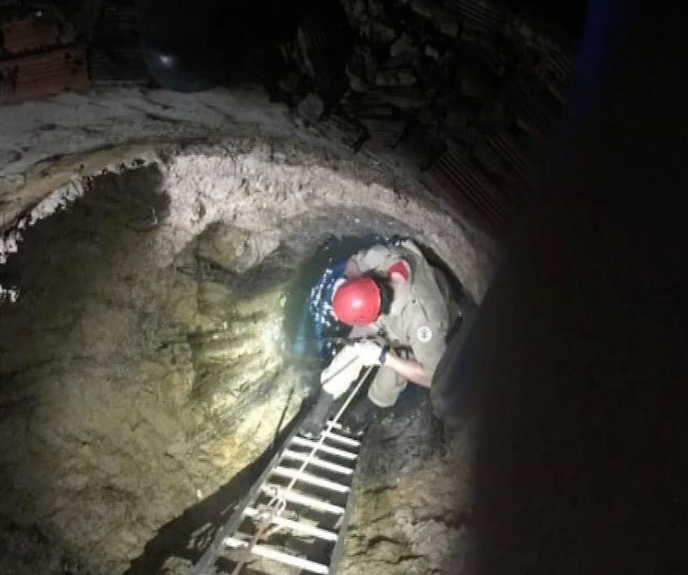 Corpo de Bombeiros retirou ossada de poço — Foto: Divulgação
