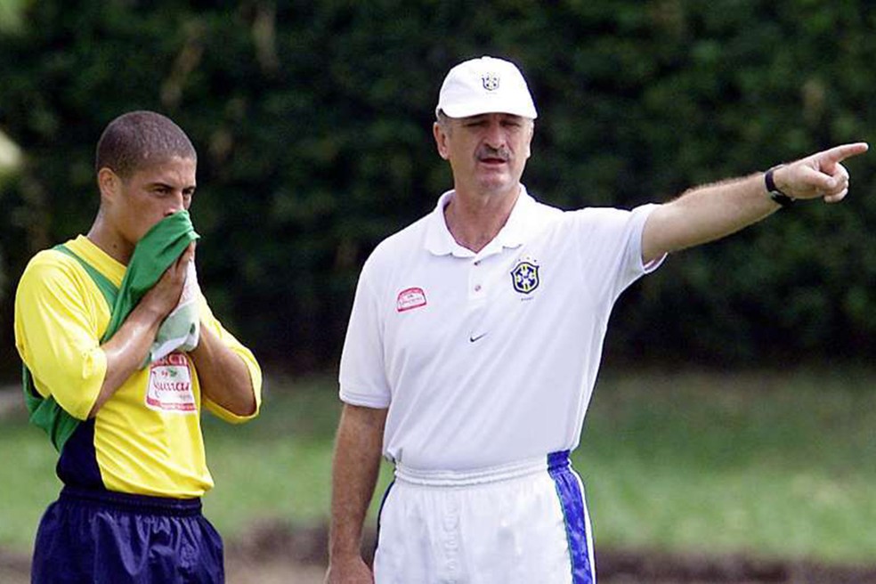 Alex ao lado de Felipão na Seleção: meia acabou ficando fora do Mundial de 2002 — Foto: Reprodução