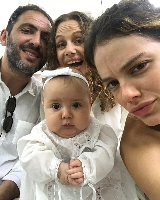 Laura Neiva com a família e a irmã (Foto: Reprodução/Instagram)