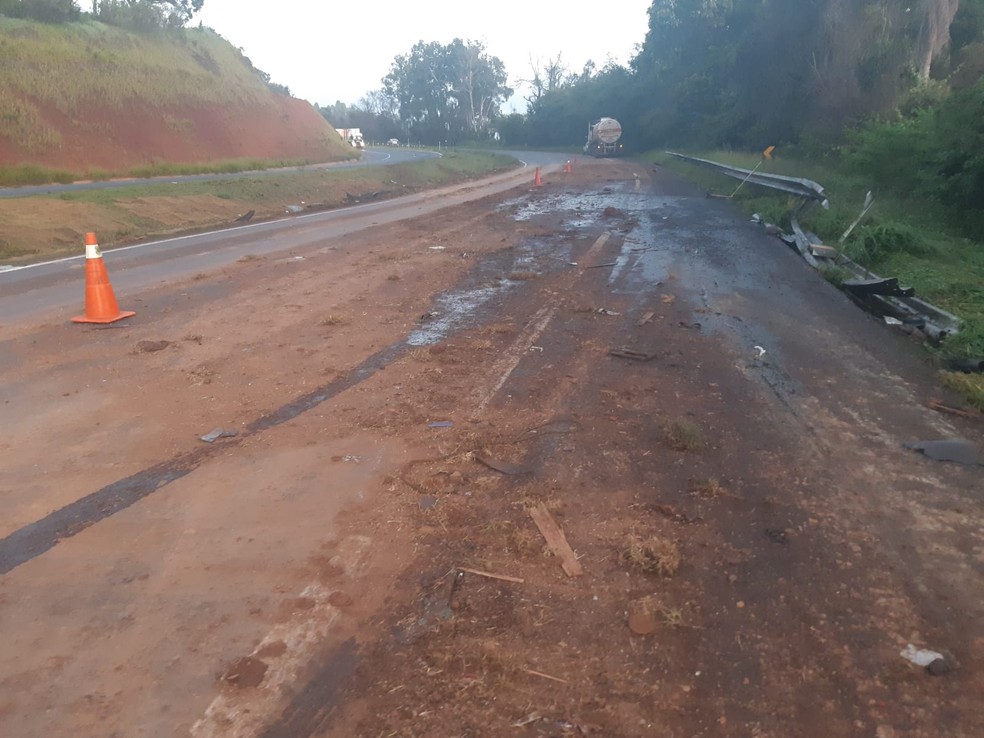 Óleo vegetal acabou se espalhando pela pista e, por causa disso, a PRF precisou fazer interdição — Foto: Divulgação/PRF 