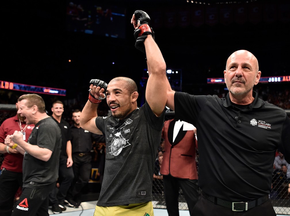 José Aldo, com Dedé Pederneiras vibrando ao fundo, volta às vitórias em luta no Canadá (Foto: Jeff Bottari/Zuffa LLC / Getty Images)
