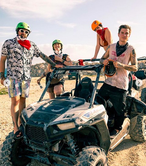 Bella Thorne com o namorado e amigos que a acompanham em suas férias no Caribe (Foto: Instagram)