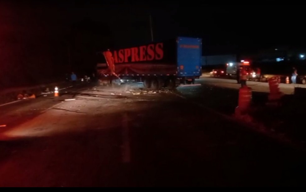 Caminhão que colidiu com ônibus na BR-153, em Aparecida de Goiânia — Foto: Reprodução/TV Anhanguera