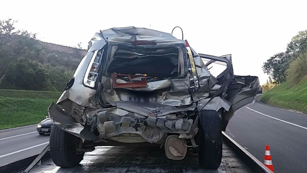 Carro em que as vítimas estavam ficou destruído (Foto: Divulgação/PRF)