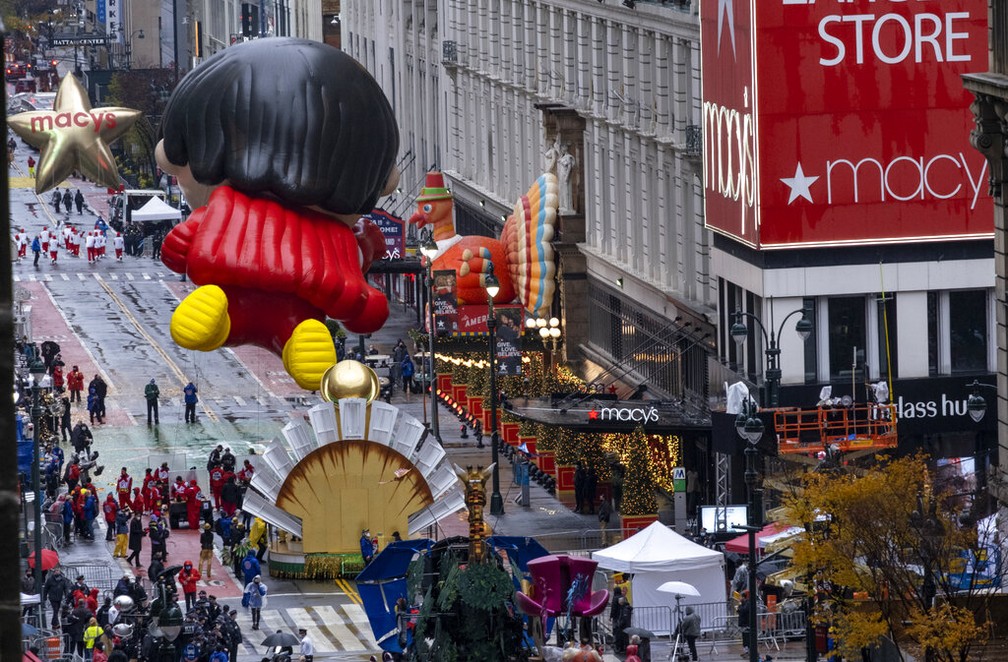 Balões em formato de personagens infantis participam de desfile do Dia de Ação de Graças em Nova York nesta quinta-feira (26) — Foto: Craig Ruttle/AP Photo