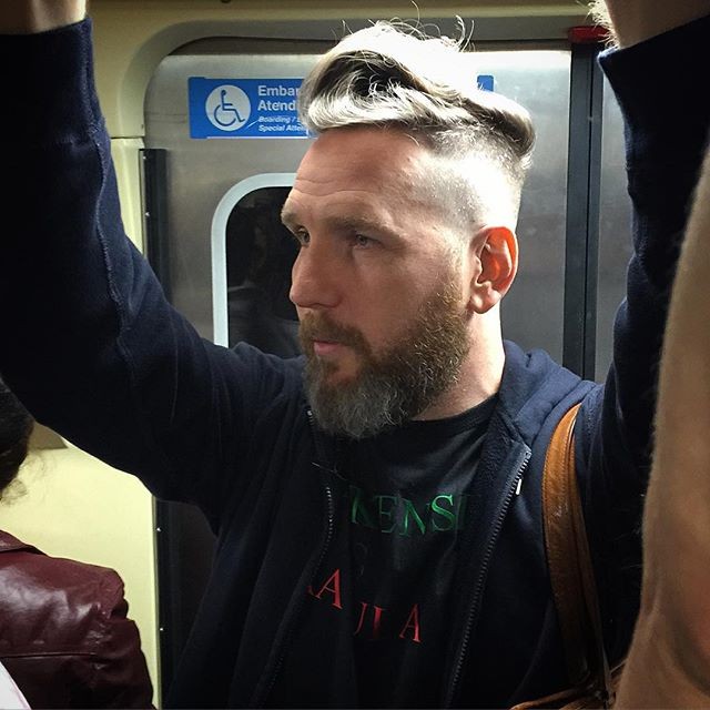 Alexandre Herchcovitch indo para o desfile de metrô (Foto: Reprodução/Instagram)