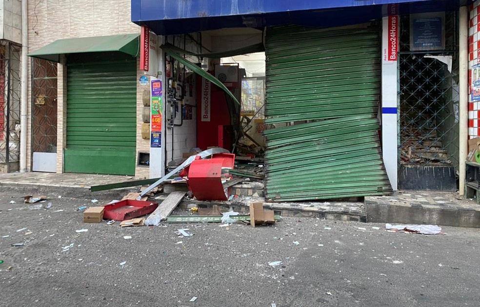 Caixas eletrônicos são explodidos em farmácia no bairro de São Caetano, em Salvador — Foto: Camila Oliveira / TV Bahia