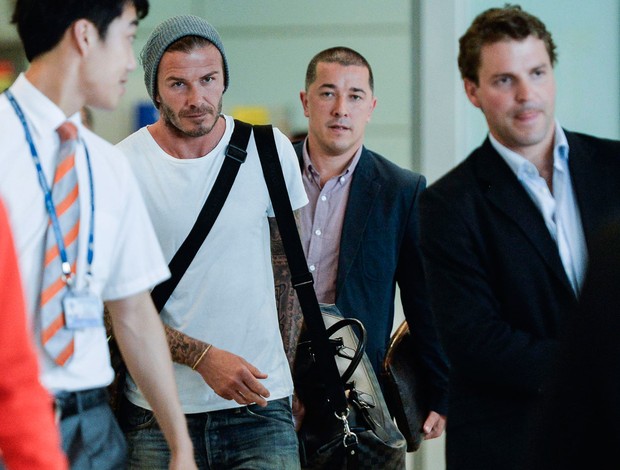 Beckham leva tombo ao cobrar falta em evento na China