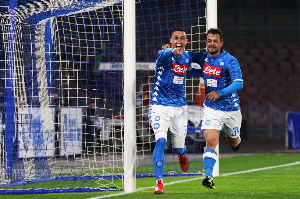 Callej&oacute;n e Younes comemoram um dos gols do Napoli sobre a Udinese &mdash; Foto: EFE/EPA/CESARE ABBATE