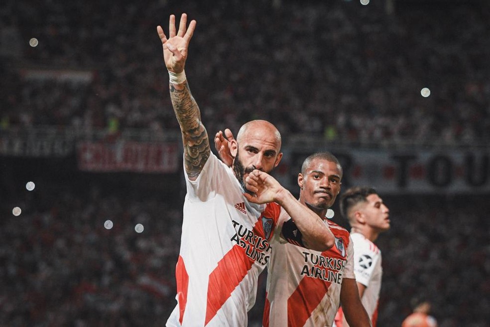 Javier Pinola comemora o primeiro gol do River Plate contra o Estudiantes de Caseros — Foto: Twitter/River Plate