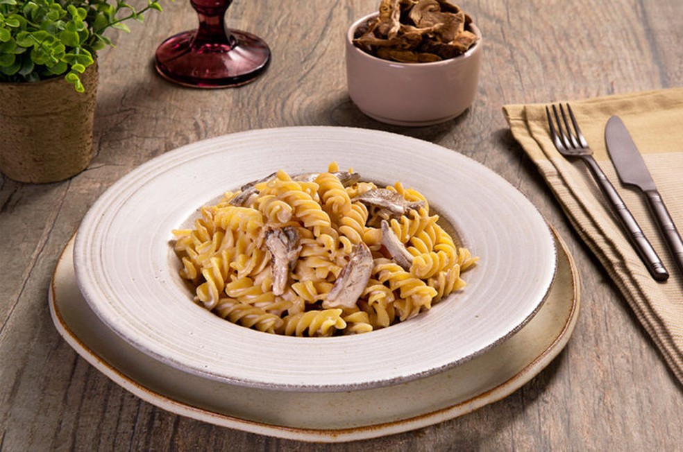 Receita de fusilli com funghi é ótima para incrementar as refeições do dia a dia — Foto: Divulgação / Renata