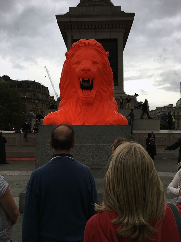 Google coloca leão fluorescente para declamar poemas em praça de Londres (Foto: Divulgação)
