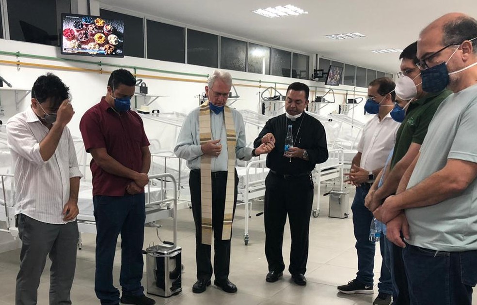 No domingo de páscoa, arcebispo de Manaus faz benção em inauguração de hospital de campanha em Manaus — Foto: Rebeca Beatriz