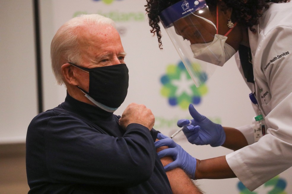 Biden está entre o 1 milhão de habitantes dos EUA que já receberam a primeira dose da vacina nos EUA. — Foto: REUTERS/Leah Millis
