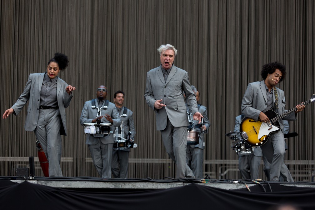 David Byrne e sua banda dançam no show do segundo dia do Lollapalooza 2018 (Foto: Marcelo Brandt/G1)