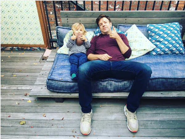 O ator Jason Sudeikis e seu filho de dois anos com a atriz Olivia Wilde (Foto: Instagram)