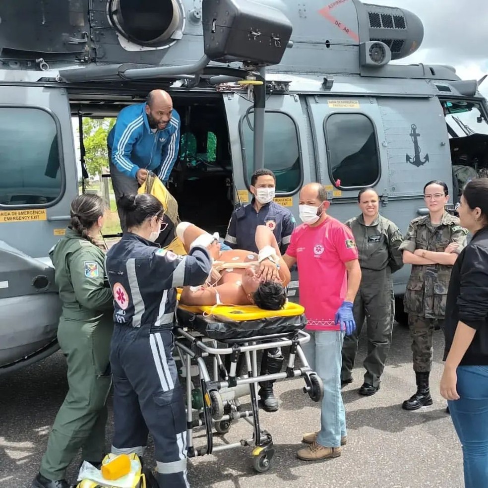 Indígena baleado é transportado para receber atendimento em Boa Vista — Foto: Reprodução/Instagram/Dseiyanomami