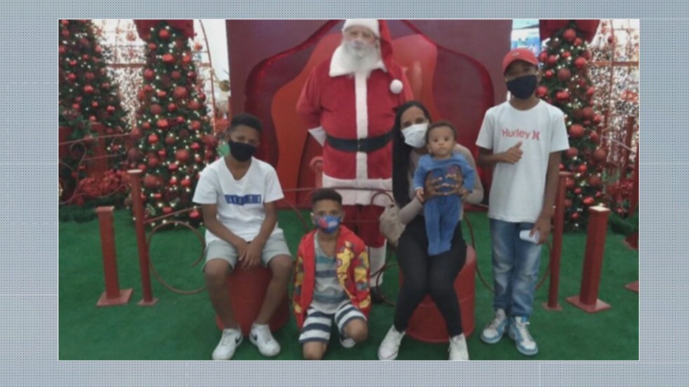 Família tira foto com Papai Noel e relata declarações racistas. — Foto: Reprodução/TV Globo