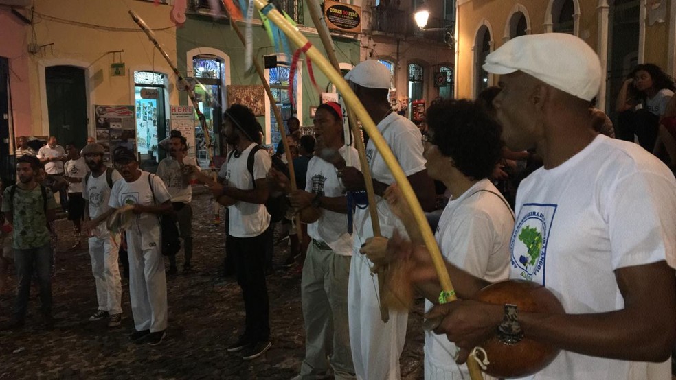 Grupo fez homenagem no Pelourinho para Moa — Foto: Miro Filho/TV Bahia