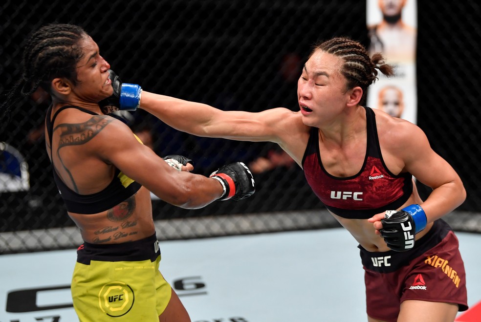 Yan Xiaonan venceu Viviane Sucuri por pontos no UFC Cingapura (Foto: Getty Images)