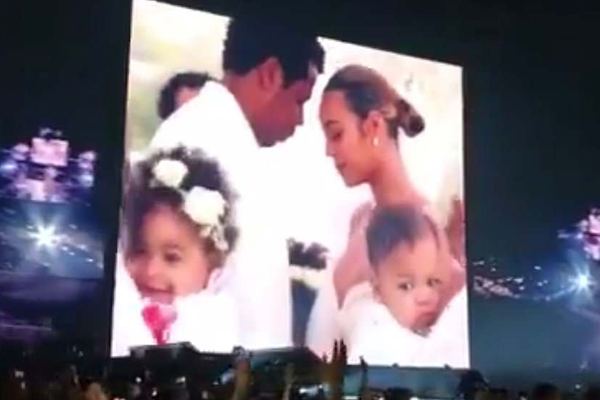 O telão do show de Beyoncé mostrando a cerimônia de renovação de votos de seu casamento com o marido, o rapper Jay-Z (Foto: Twitter)