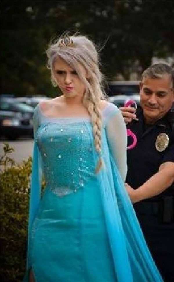 Elsa, personagem de ‘Frozen’ sendo detida (Foto: Reprodução Facebook)