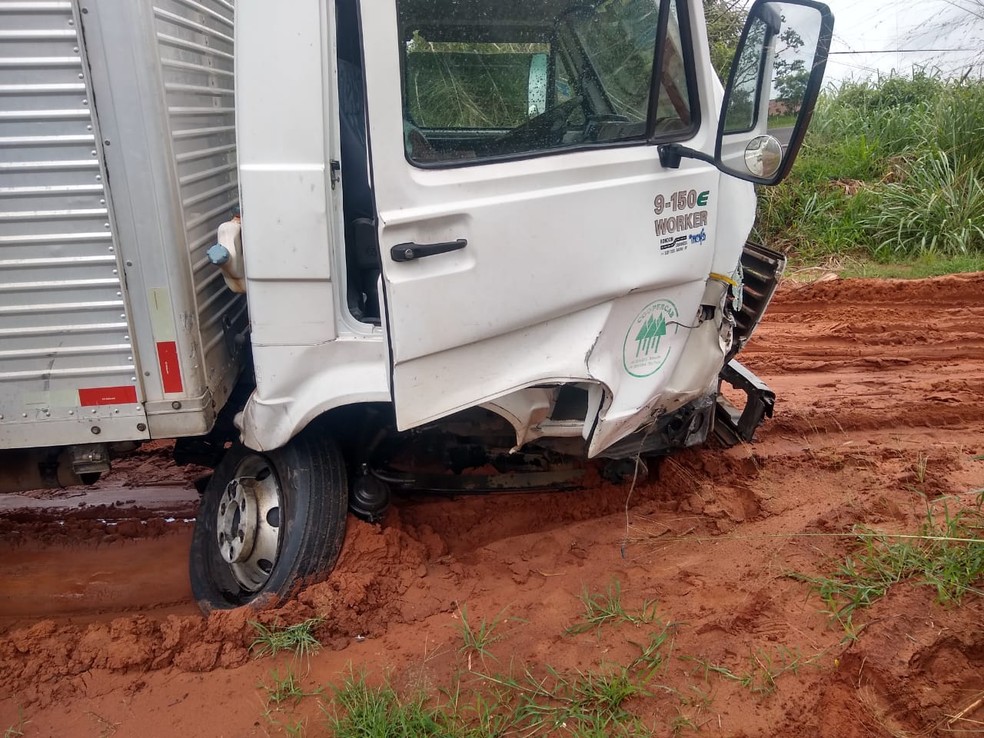 Batida frontal foi violenta e arrancou o eixo dianteiro do caminhão; caminhoneiro não se feriu — Foto: Arquivo pessoal